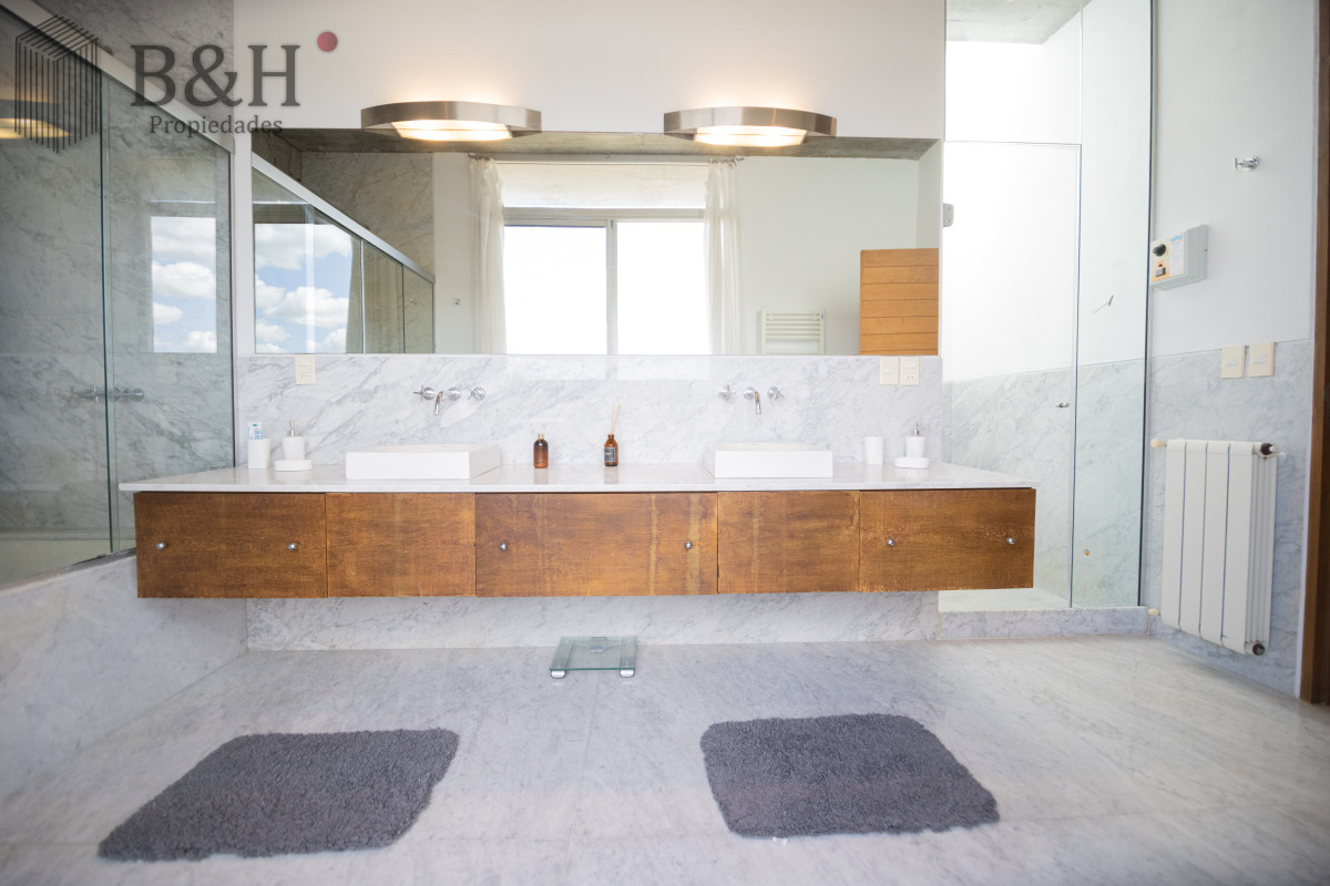 Casa ID.1555 - Casa en Venta, de 6 dormitorios, en Santa Monica, sobre el mar