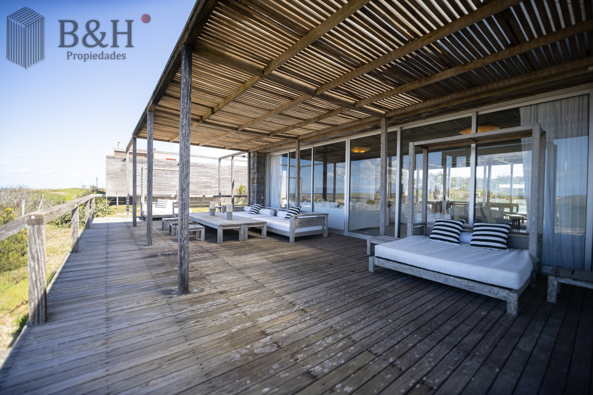 Casa ID.1555 - Casa en Venta, de 6 dormitorios, en Santa Monica, sobre el mar
