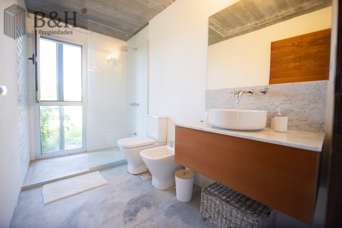 Casa ID.1555 - Casa en Venta, de 6 dormitorios, en Santa Monica, sobre el mar