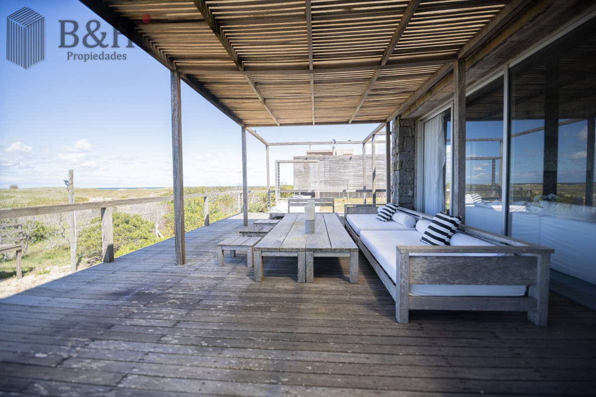 Casa ID.1555 - Casa en Venta, de 6 dormitorios, en Santa Monica, sobre el mar