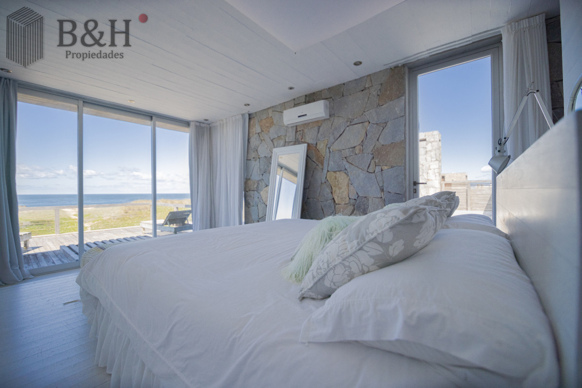 Casa ID.1555 - Casa en Venta, de 6 dormitorios, en Santa Monica, sobre el mar