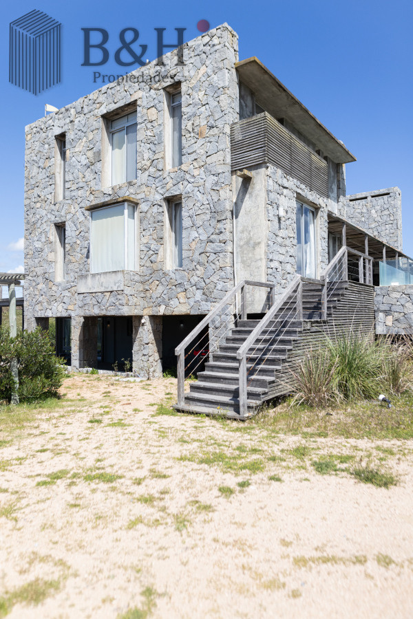 Casa ID.1555 - Casa en Venta, de 6 dormitorios, en Santa Monica, sobre el mar