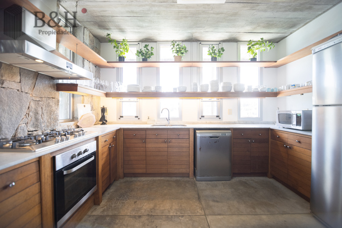 Casa ID.1555 - Casa en Venta, de 6 dormitorios, en Santa Monica, sobre el mar