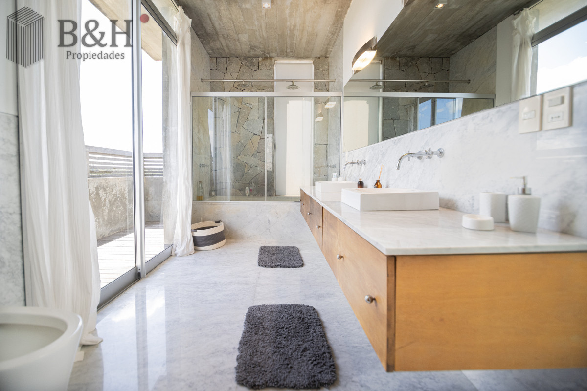 Casa ID.1555 - Casa en Venta, de 6 dormitorios, en Santa Monica, sobre el mar