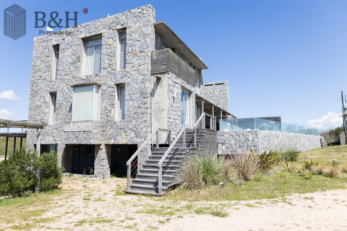 Casa ID.1555 - Casa en Venta, de 6 dormitorios, en Santa Monica, sobre el mar