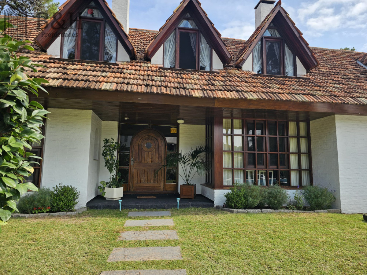 Casa ID.6424 - Gran casa en venta en zona comercial de Lugano San Rafael