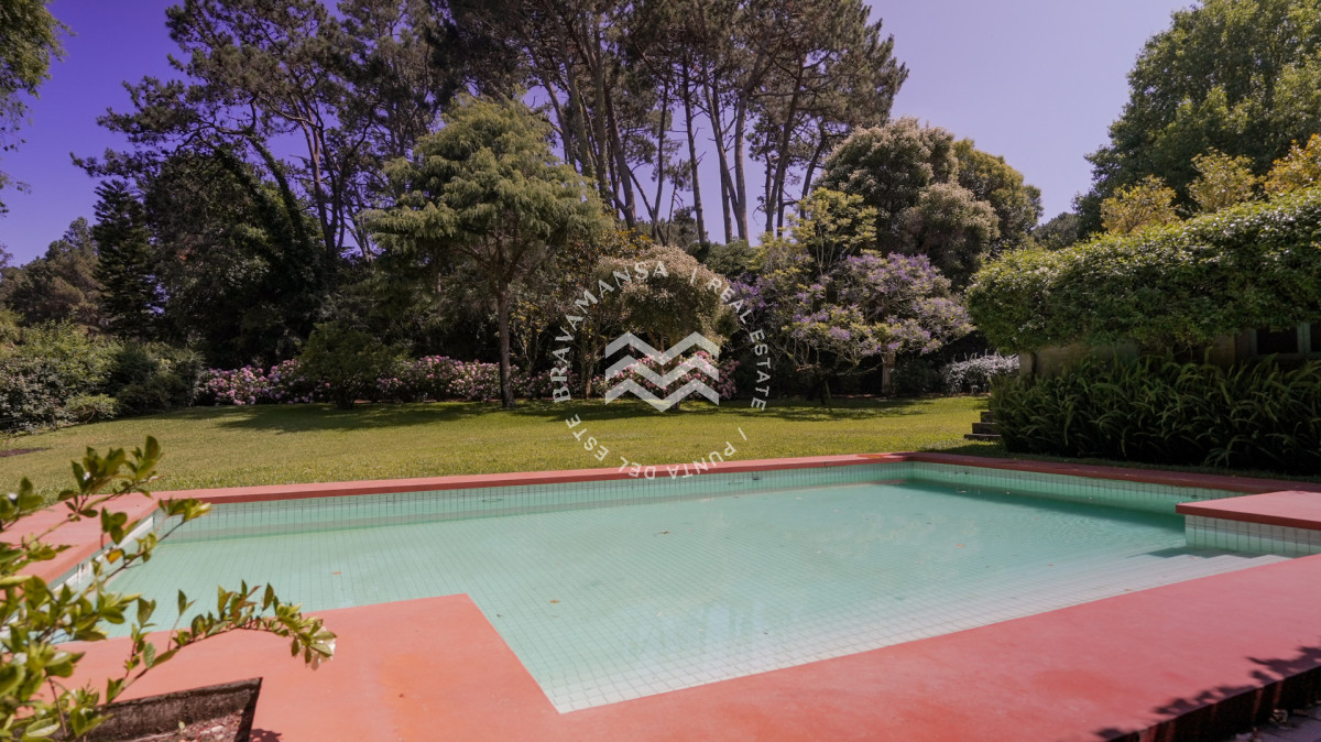 Casa ID.939 - Venta casa de 5 dormitorios en barrio Golf, Punta del Este