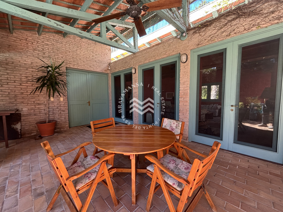 Casa ID.939 - Venta casa de 5 dormitorios en barrio Golf, Punta del Este