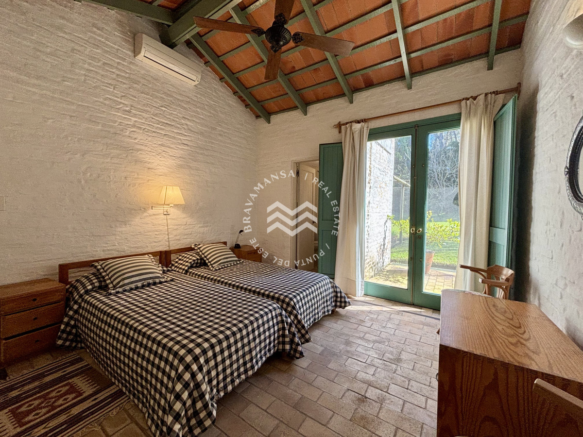 Casa ID.939 - Venta casa de 5 dormitorios en barrio Golf, Punta del Este