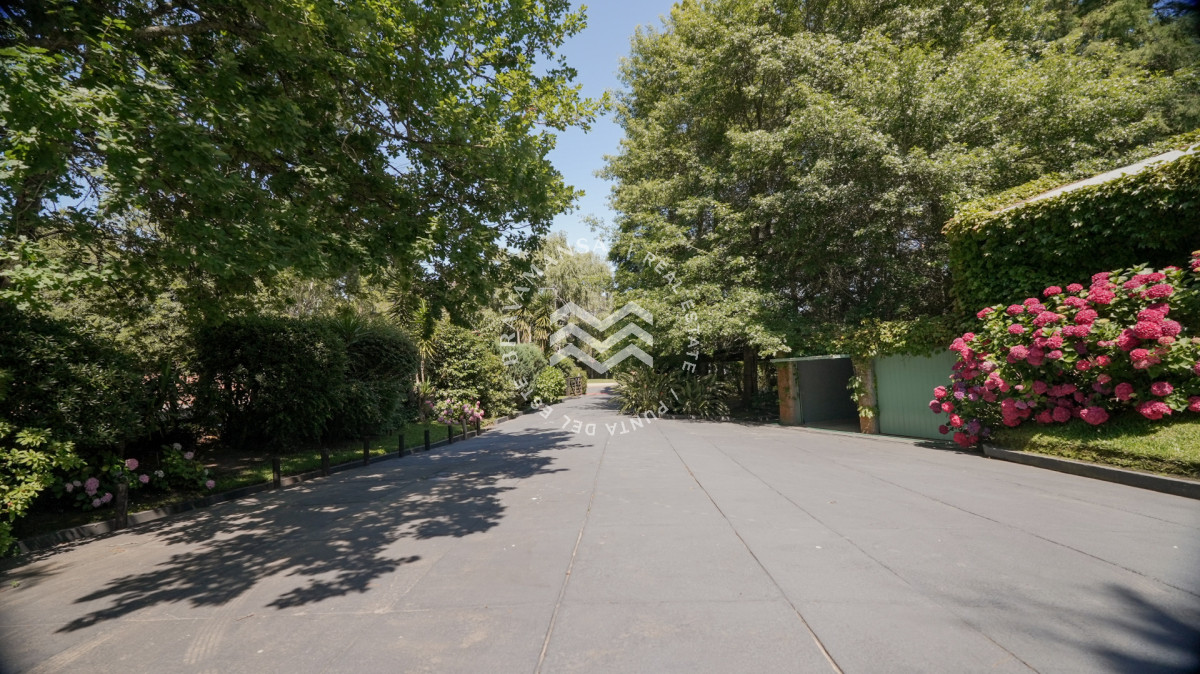Casa ID.939 - Venta casa de 5 dormitorios en barrio Golf, Punta del Este