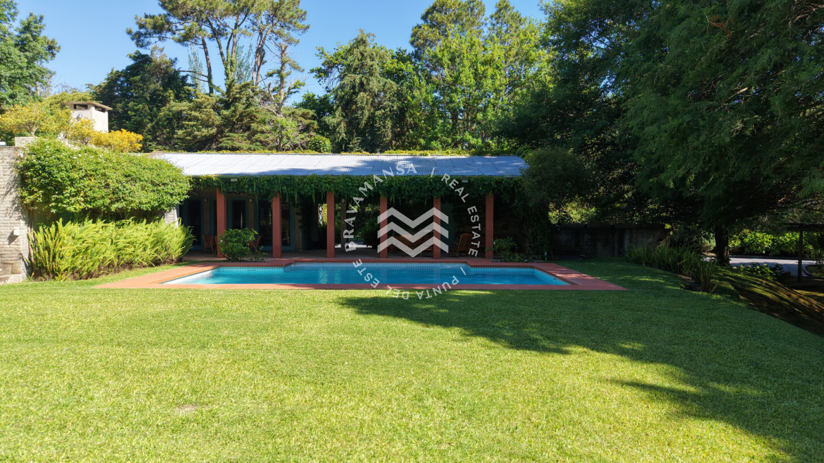 Casa ID.939 - Venta casa de 5 dormitorios en barrio Golf, Punta del Este