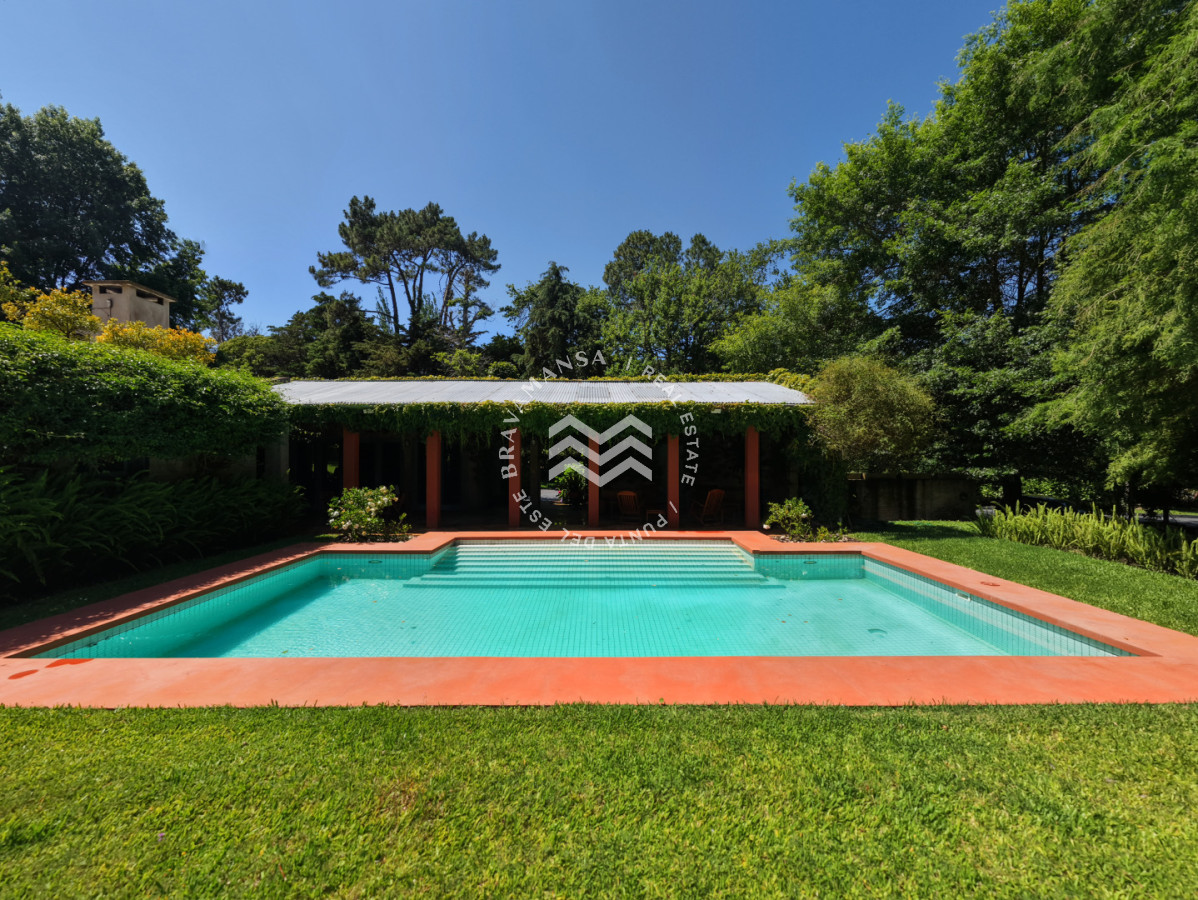 Casa ID.939 - Venta casa de 5 dormitorios en barrio Golf, Punta del Este
