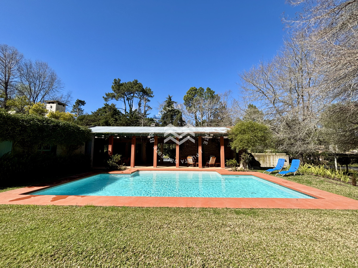 Casa ID.939 - Venta casa de 5 dormitorios en barrio Golf, Punta del Este