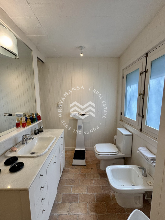 Casa ID.939 - Venta casa de 5 dormitorios en barrio Golf, Punta del Este