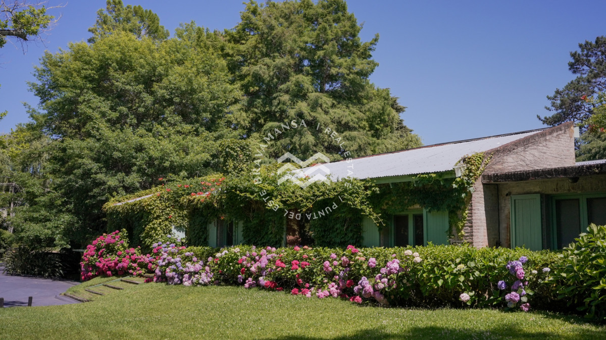 Casa ID.939 - Venta casa de 5 dormitorios en barrio Golf, Punta del Este