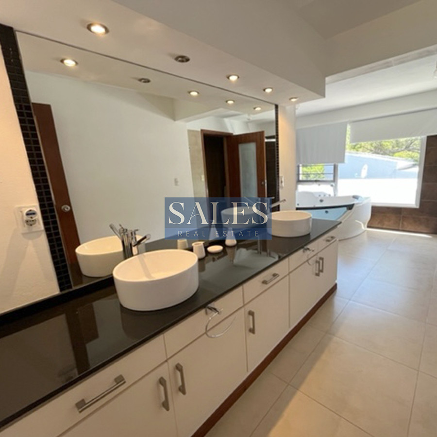 Casa ID.1414 - Casa en venta, de 5 dormitorios en Rincón del Indio, Punta del Este.