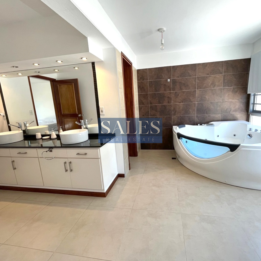 Casa ID.1414 - Casa en venta, de 5 dormitorios en Rincón del Indio, Punta del Este.