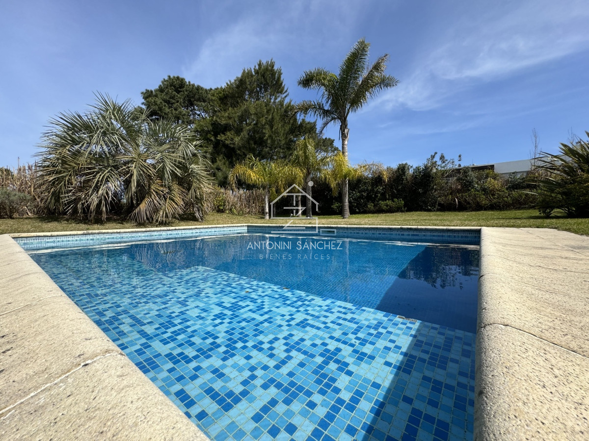 Casa ID.1228 - Hermosa casa con piscina a pasos de playa Brava en alquiler de temporada
