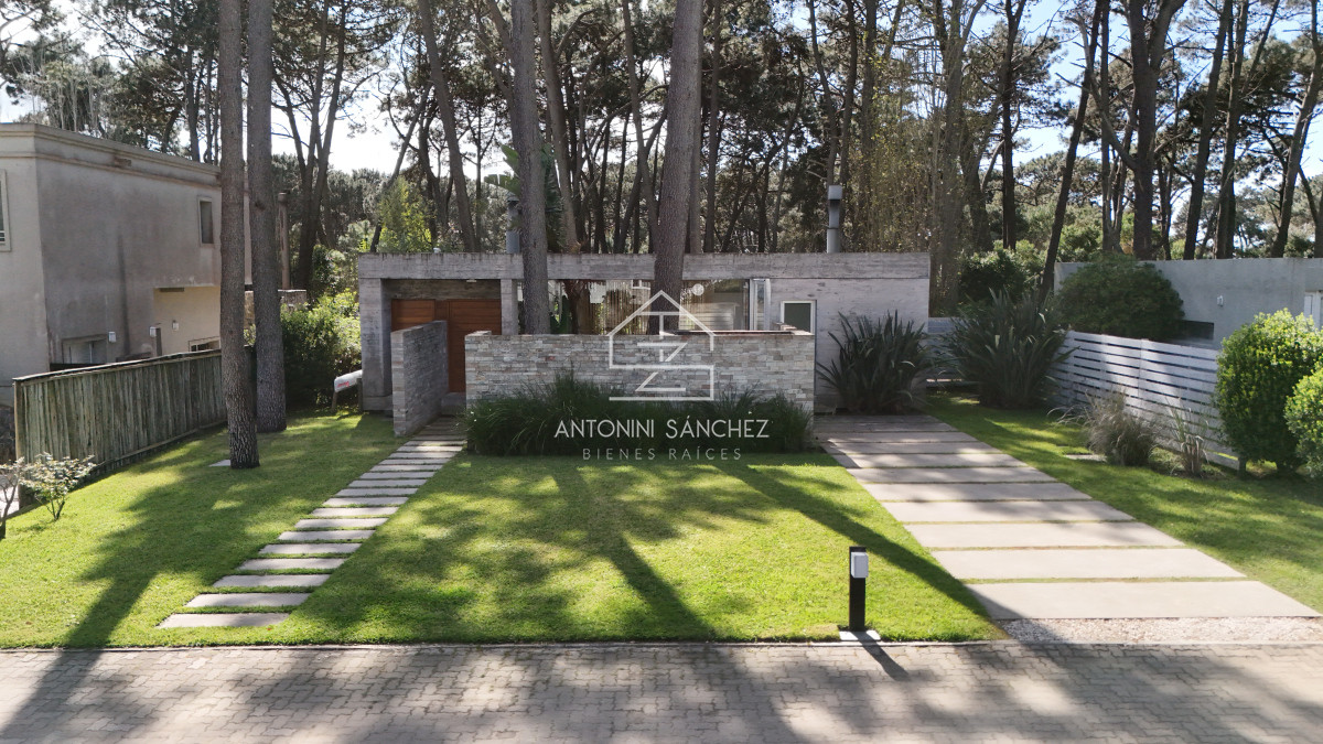 Casa ID.2119 - Casa en venta de 4 dormitorios, en Barrio Cerrado en Rincon del Indio 