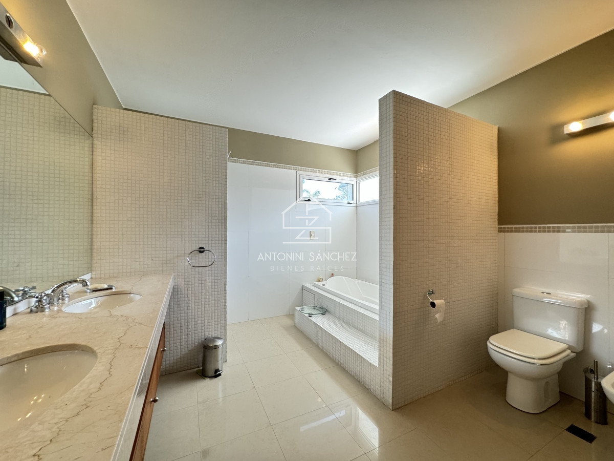 Casa ID.1228 - Hermosa casa con piscina a pasos de playa Brava en alquiler de temporada