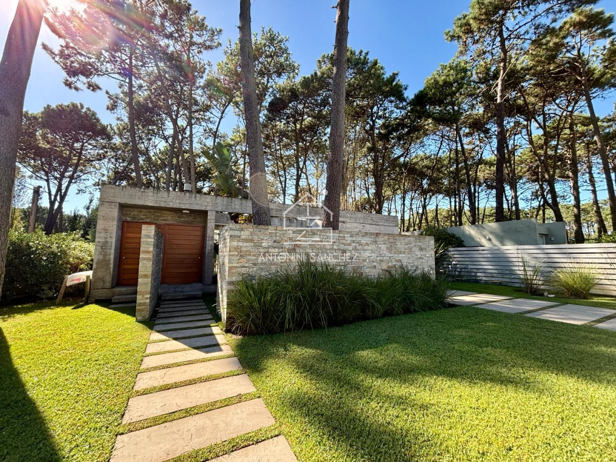 Casa ID.2119 - Casa en venta de 4 dormitorios, en Barrio Cerrado en Rincon del Indio 