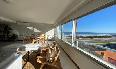 Apartamento en alquiler, de 3 dormitorios, en playa brava, frente al mar!