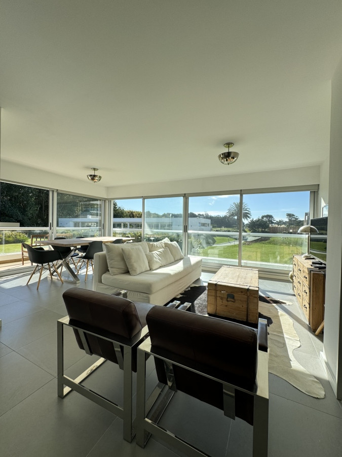 Apartamento en venta de 2 dormitorios en playa Brava, complejo Silente.