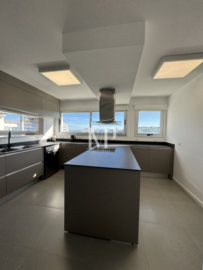 Apartamento ID.22 - Penthouse en venta, de 3 dormitorios en suite, en Playa Brava