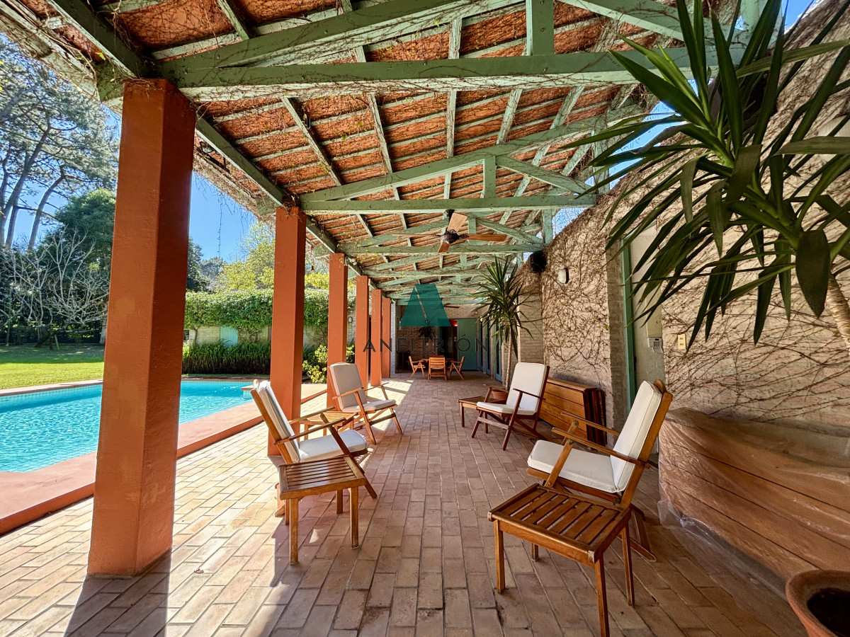 Casa ID.774 - Venta casa de 5 dormitorios en barrio Golf, Punta del Este