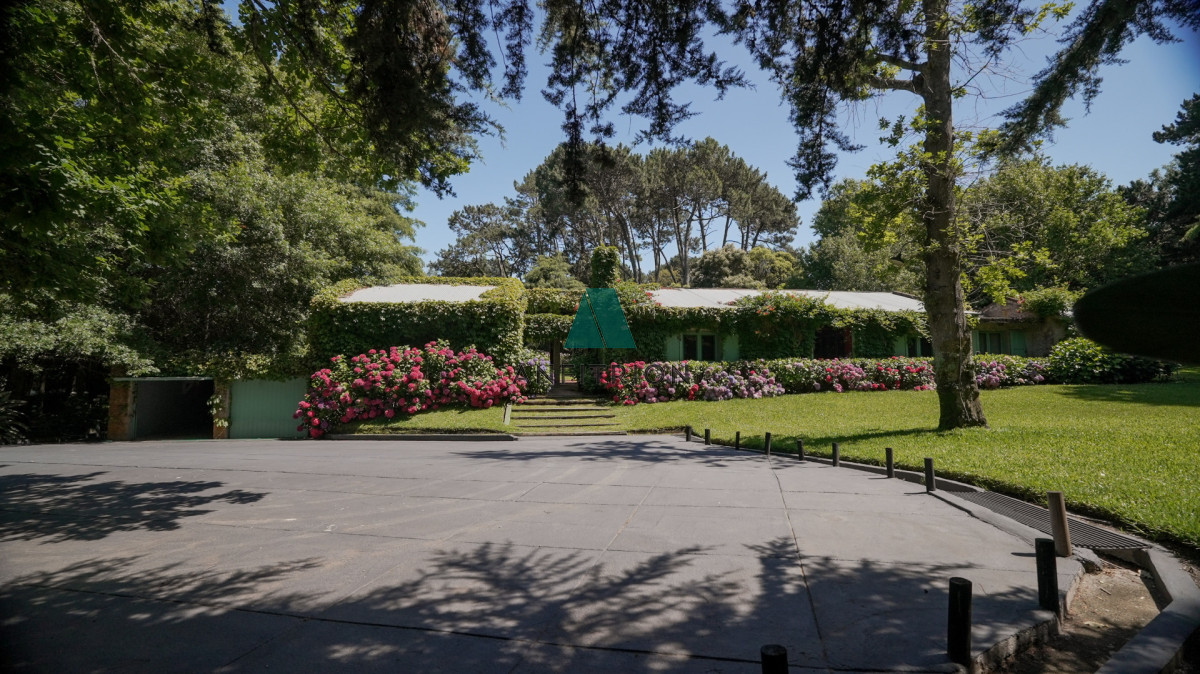 Casa ID.774 - Venta casa de 5 dormitorios en barrio Golf, Punta del Este