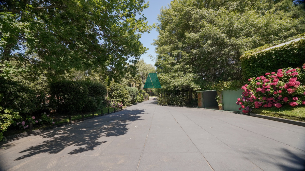 Casa ID.774 - Venta casa de 5 dormitorios en barrio Golf, Punta del Este