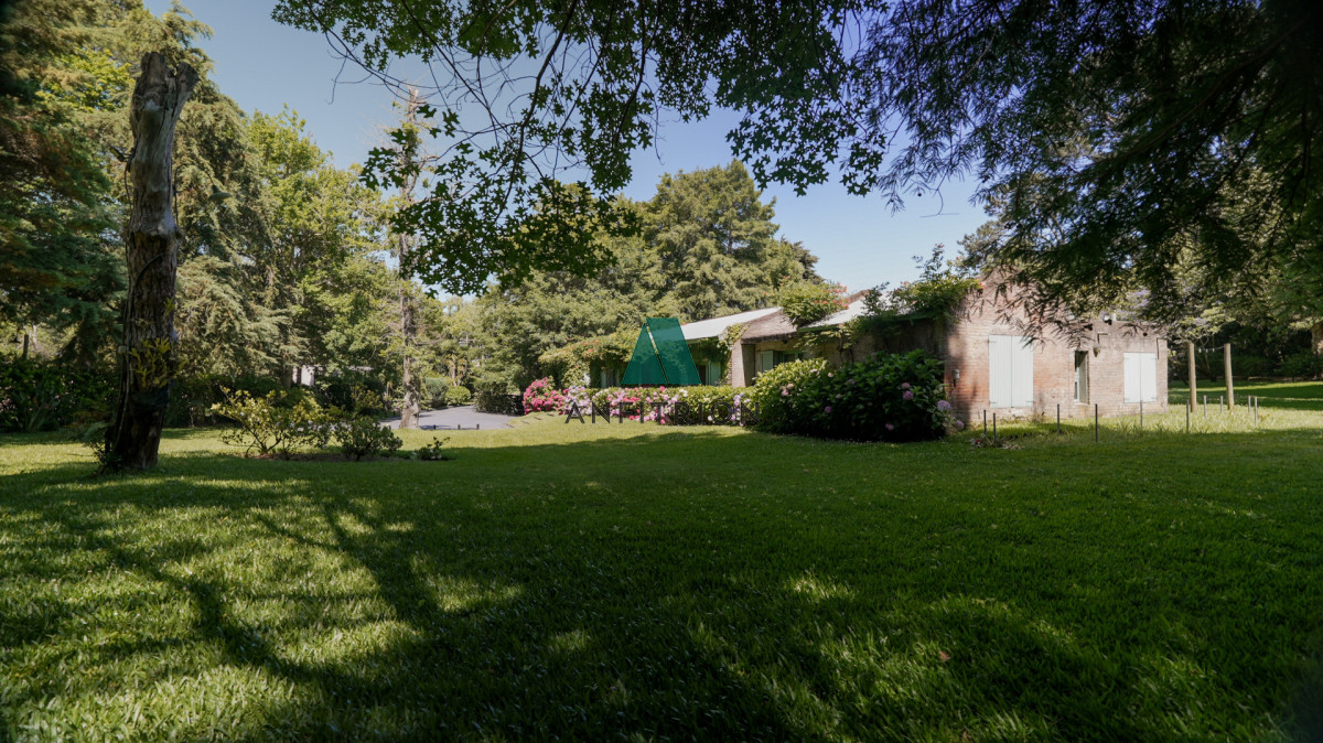 Casa ID.774 - Venta casa de 5 dormitorios en barrio Golf, Punta del Este