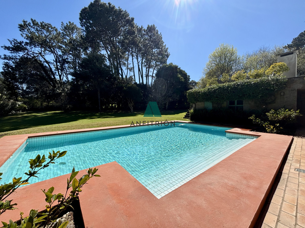 Casa ID.774 - Venta casa de 5 dormitorios en barrio Golf, Punta del Este