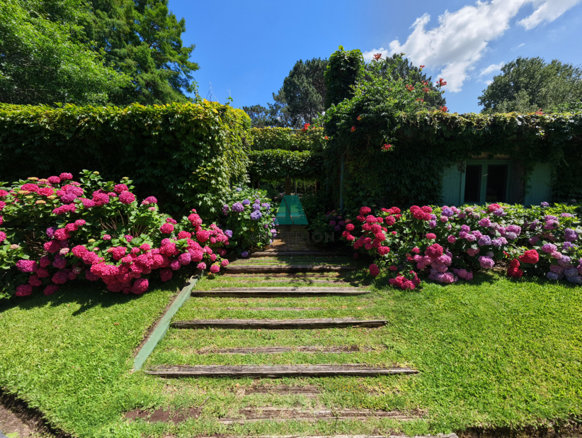 Casa ID.774 - Venta casa de 5 dormitorios en barrio Golf, Punta del Este