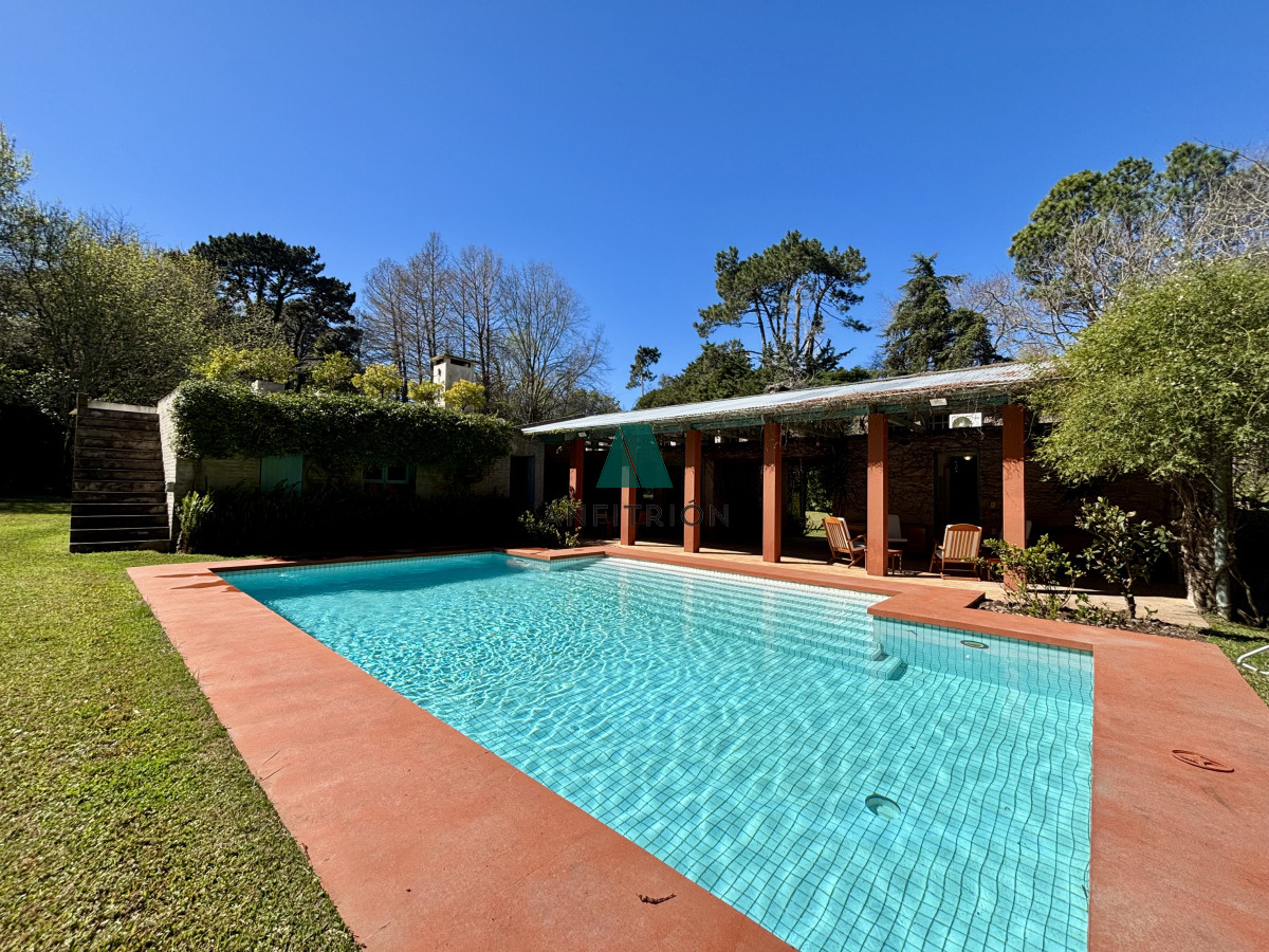 Casa ID.774 - Venta casa de 5 dormitorios en barrio Golf, Punta del Este