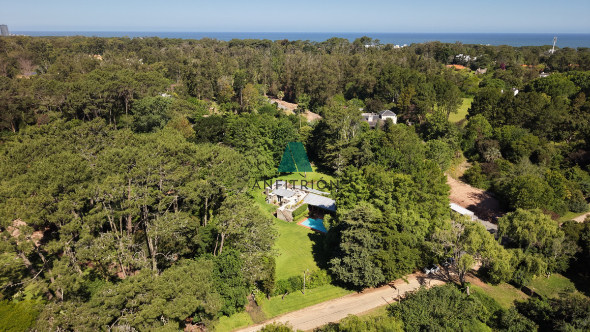 Casa ID.774 - Venta casa de 5 dormitorios en barrio Golf, Punta del Este