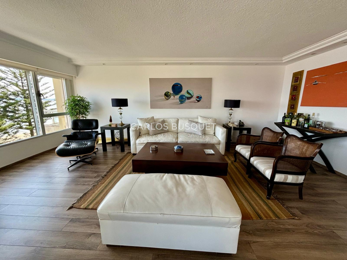 Apartamento ID.698 - Apartamento en alquiler temporal de 3 dormitorios, en playa mansa, sobre el mar.