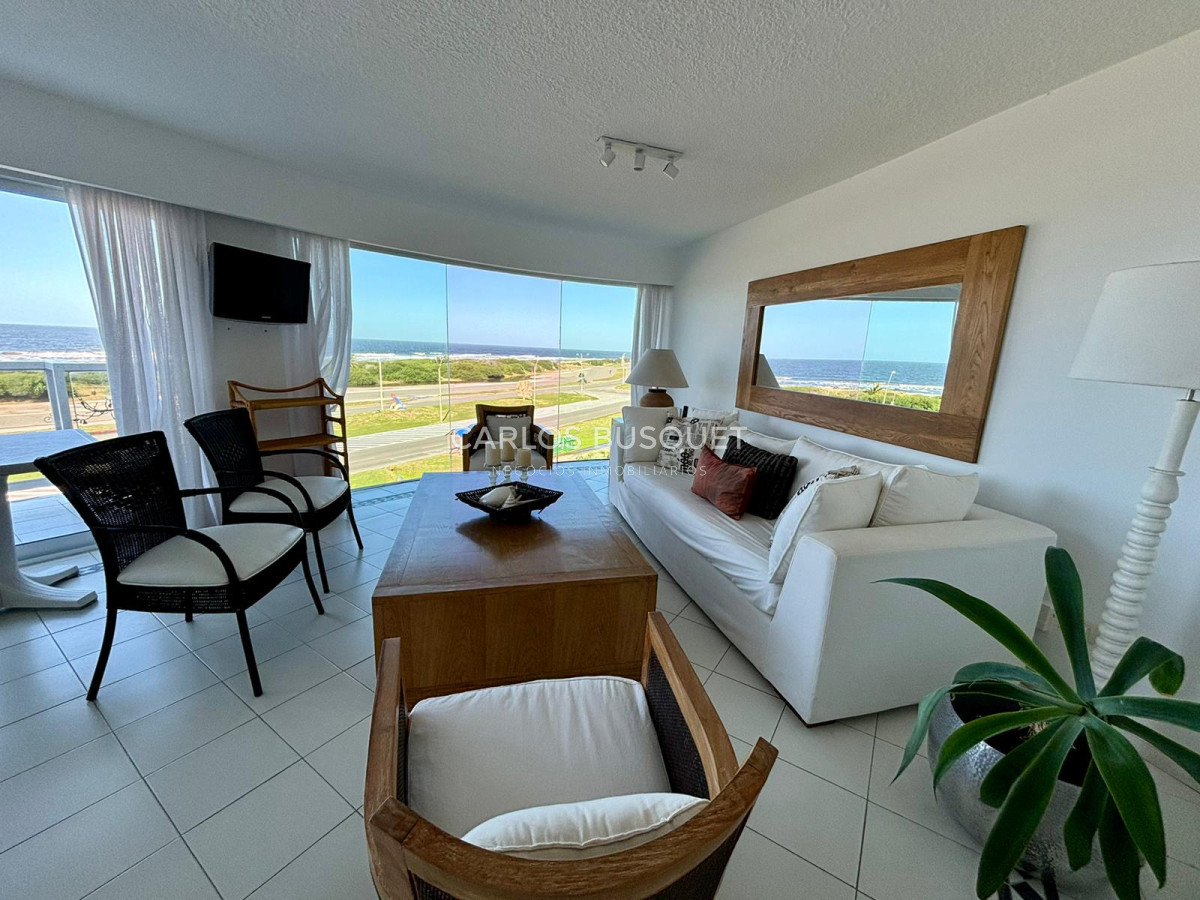 Apartamento en venta, de 3 dormitorios y servicio, en playa Brava - CBI583A