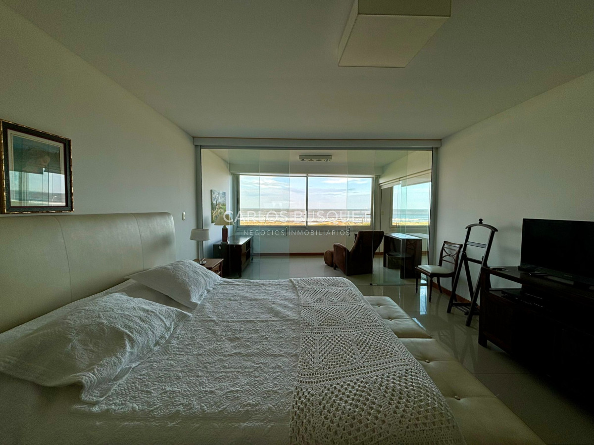 Apartamento ID.639 - Apartamento en alquiler anual o temporal, de 3 dormitorios y servicio, en playa Brava! 