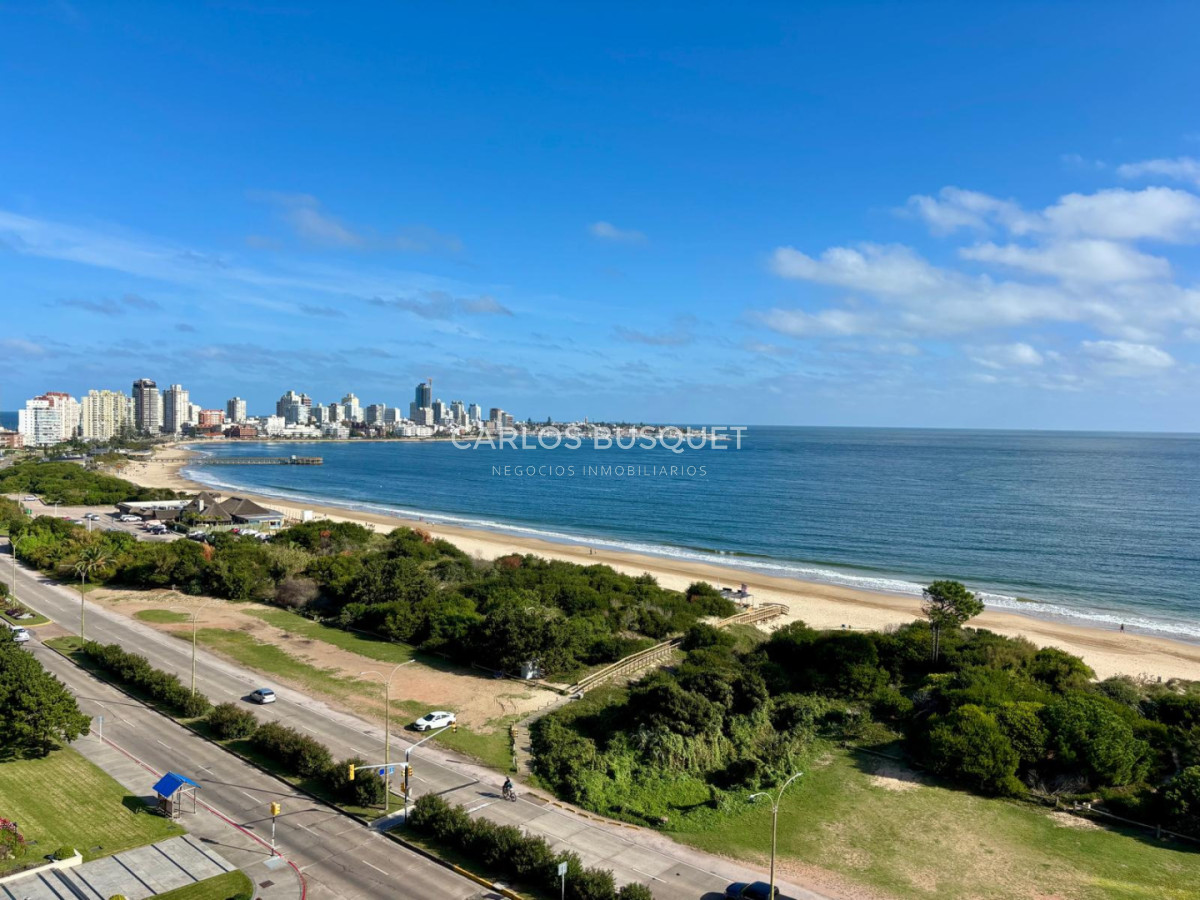 Espectacular apartamento de 3 dormitorios y dependencia en playa mansa primera linea alquiler de temporada - CBI1457A