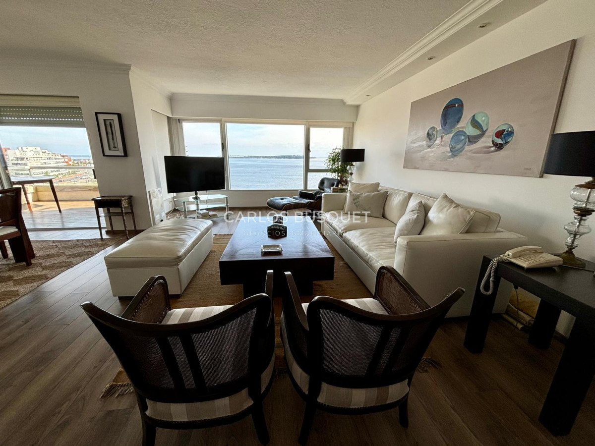 Apartamento ID.698 - Apartamento en alquiler temporal de 3 dormitorios, en playa mansa, sobre el mar.