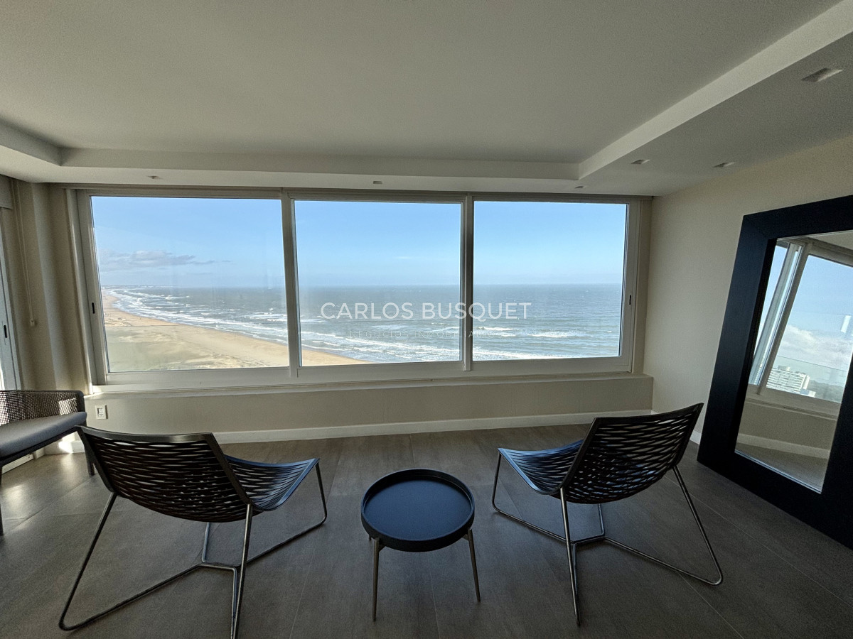 Apartamento en alquiler temporal de 2 dormitorios y servicio en playa brava - CBI1256A