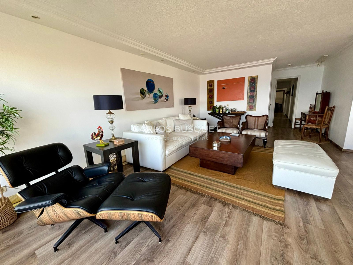 Apartamento ID.698 - Apartamento en alquiler temporal de 3 dormitorios, en playa mansa, sobre el mar.