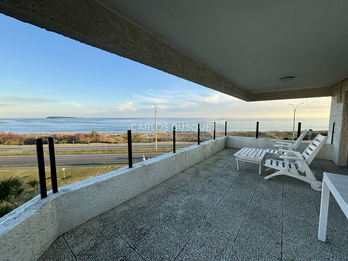 Apartamento de 3 dormitorios en alquiler temporal en playa mansa - CBI1205A
