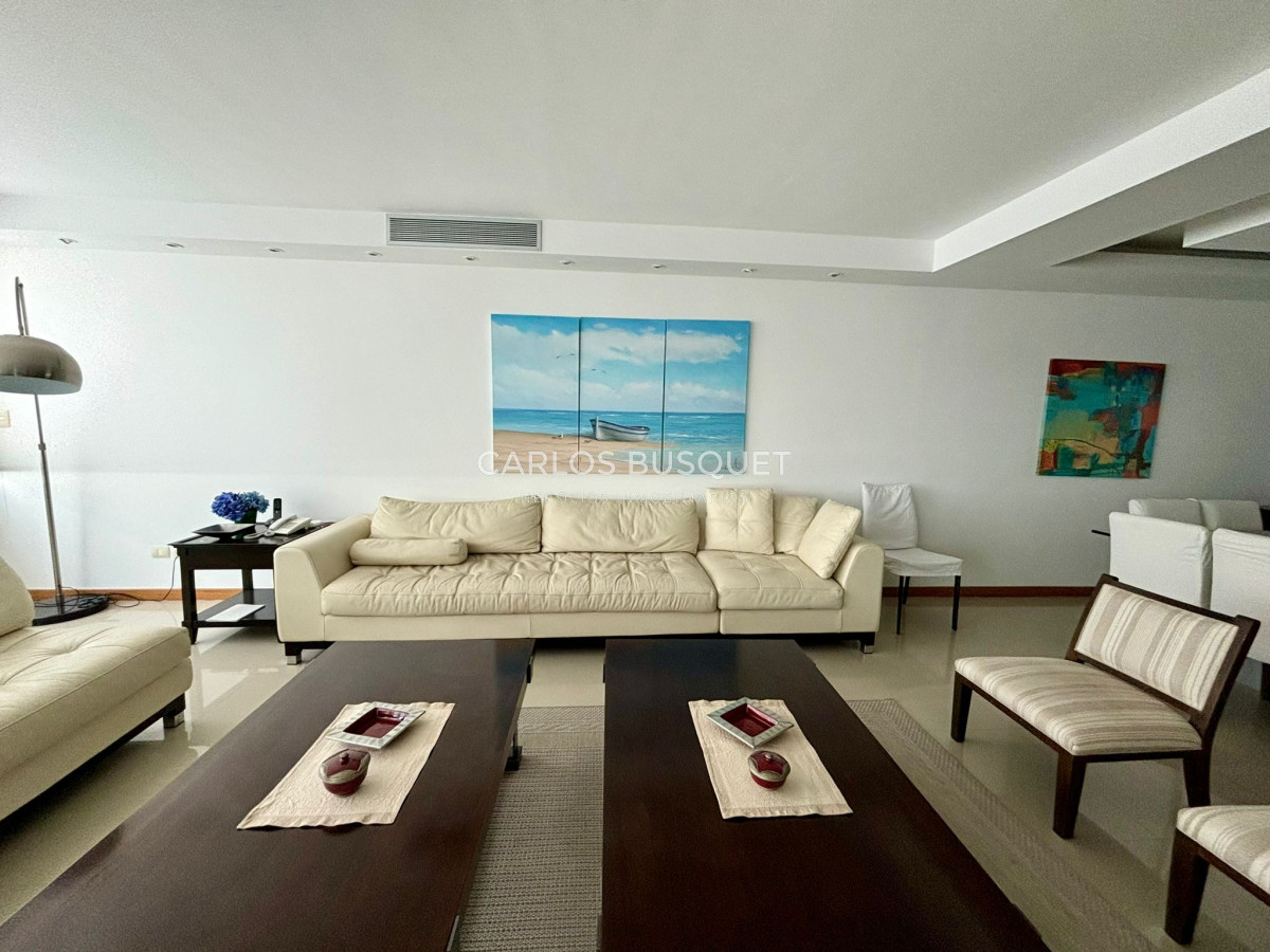 Apartamento ID.639 - Apartamento en alquiler anual o temporal, de 3 dormitorios y servicio, en playa Brava! 
