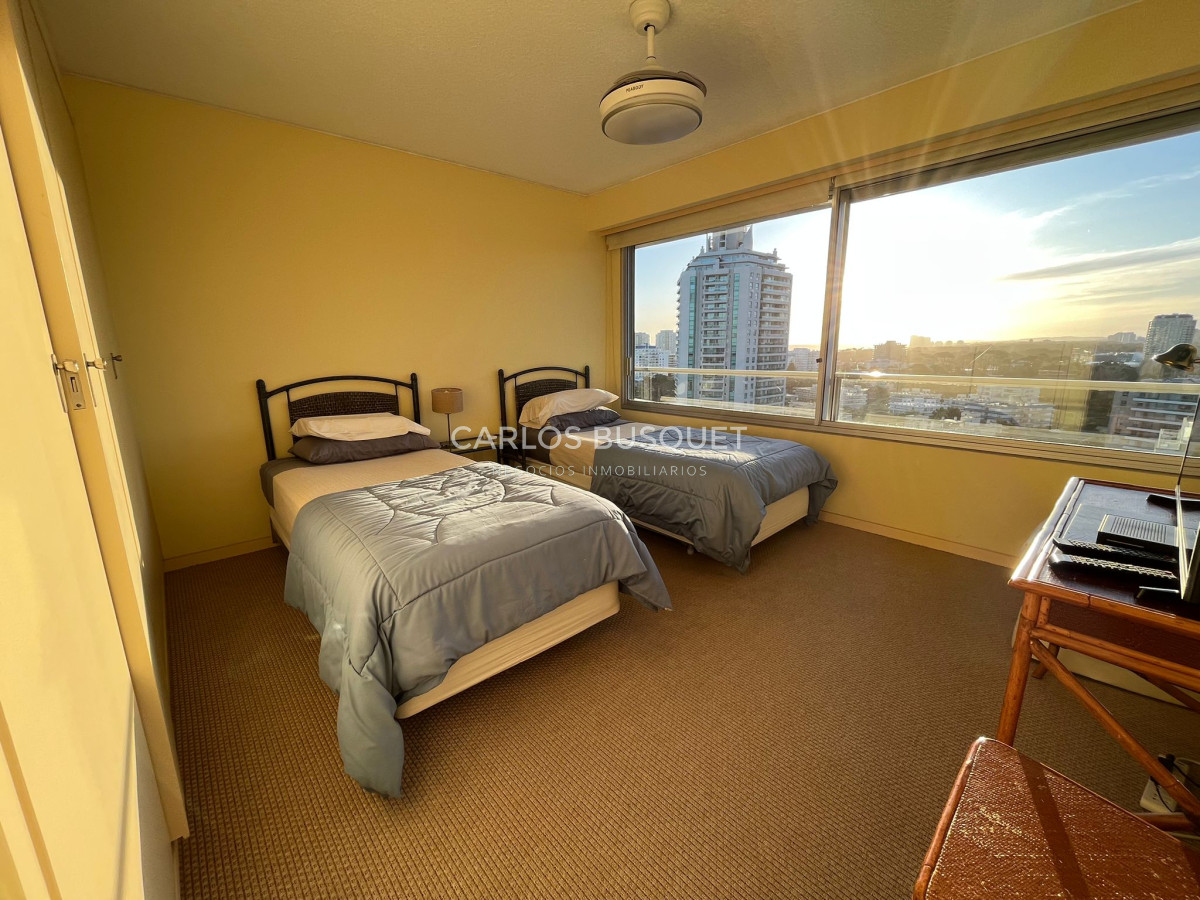 Apartamento ID.336 - Apartamento en venta, de 3 dormitorios en Playa brava, primera fila!