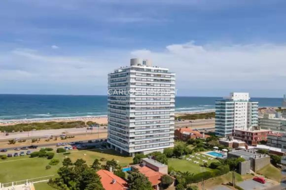 Espectacular apartamento en playa Brava primera linea 3 dormitorios y dependencia en alquiler temporal - CBI1461A