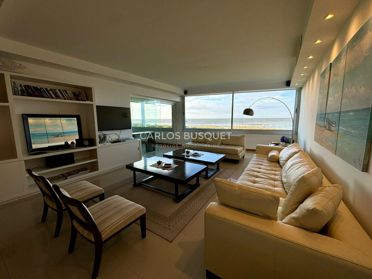 Apartamento ID.639 - Apartamento en alquiler anual o temporal, de 3 dormitorios y servicio, en playa Brava! 