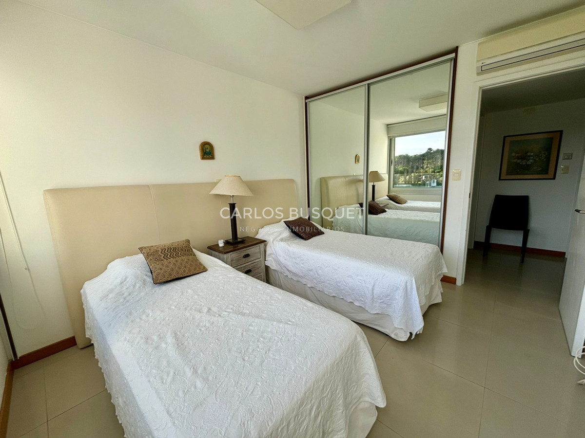 Apartamento ID.639 - Apartamento en alquiler anual o temporal, de 3 dormitorios y servicio, en playa Brava! 
