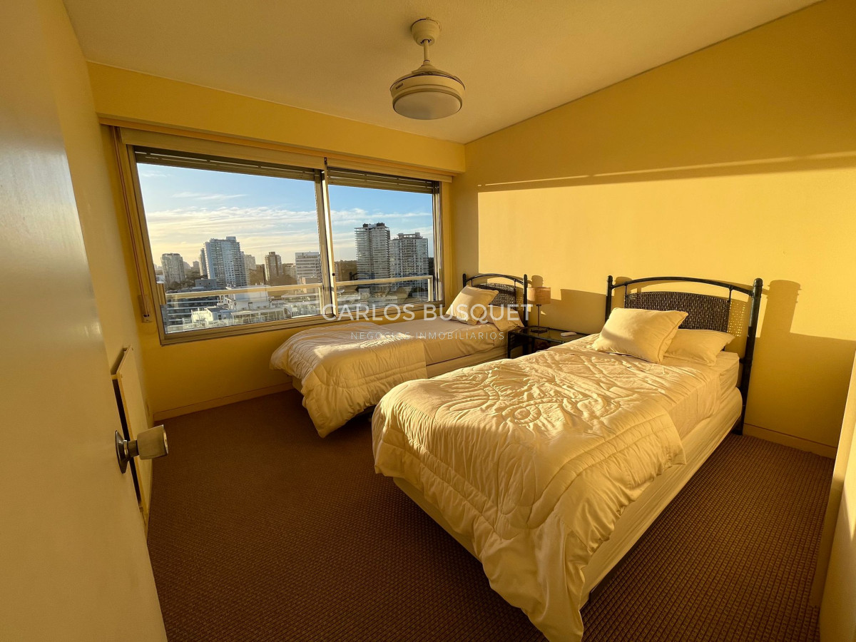 Apartamento ID.336 - Apartamento en venta, de 3 dormitorios en Playa brava, primera fila!